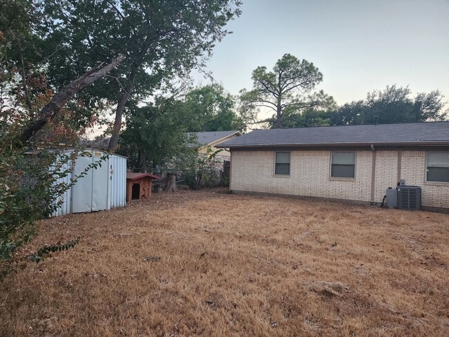 Building Photo - 2210 Newcastle Dr