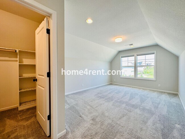 Building Photo - Exceptional Olathe Home in the Cedar Creek Subdivision w/ Wood Floors and a Finished Basment!