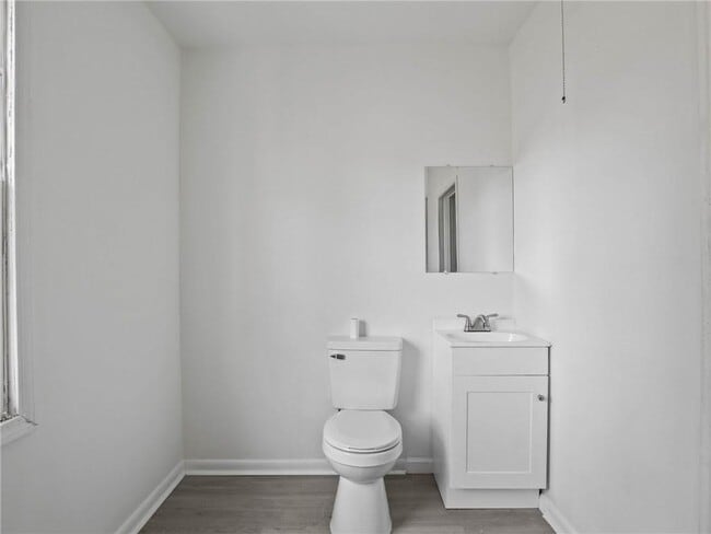 Building Photo - 526 Woodlore Dr