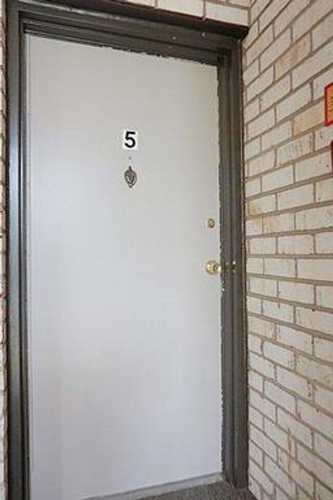 Building Photo - Beautifully Remodel Top-Level Condo!