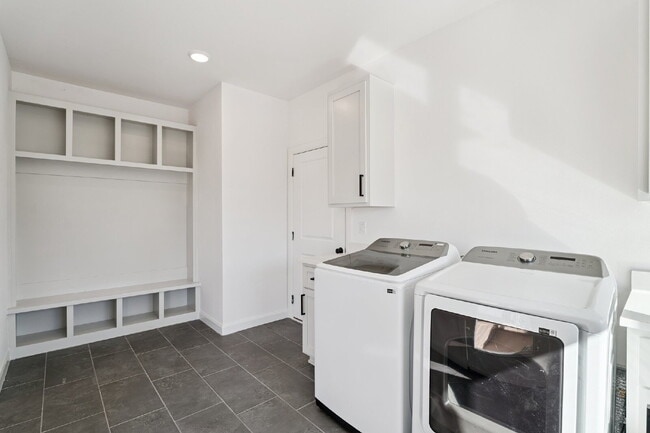 Building Photo - Fully Furnished 4 Bedroom + Bonus Room
