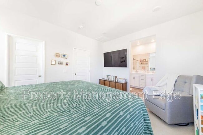 Building Photo - 40709 Melrose Dr