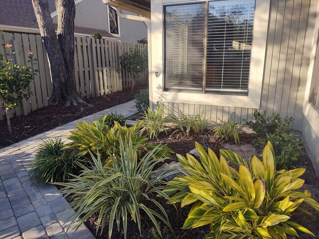 Building Photo - Gorgeous 3 bedroom 2 bath townhome with FL...
