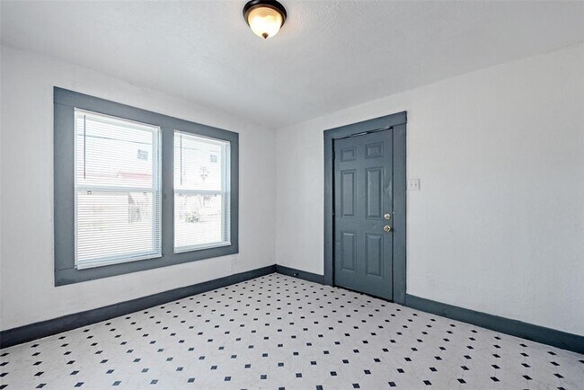 Building Photo - 2528 Campbell St