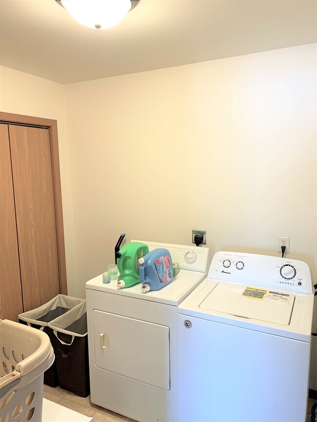 Building Photo - 812 Van Es Pky