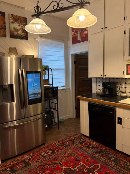 Building Photo - 940 S Cedar St