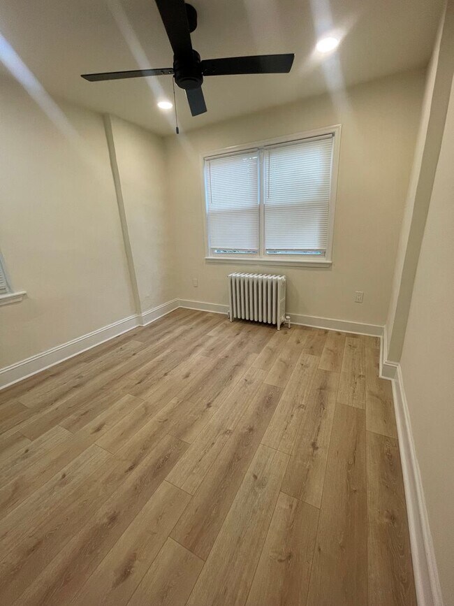 Building Photo - NEWLY UPDATED SPACIOUS 3-BEDROOM HOUSE IN ...