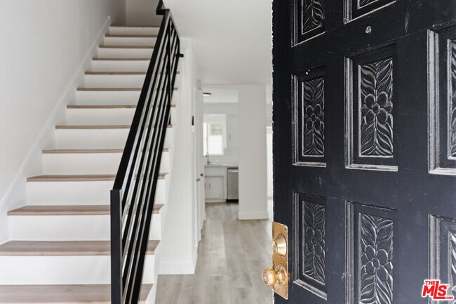 Building Photo - 825 S Detroit St