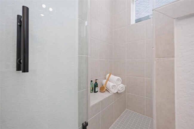 Building Photo - 5322 Rue