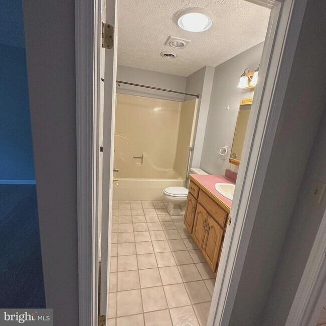Building Photo - 323 Stonegate Ct