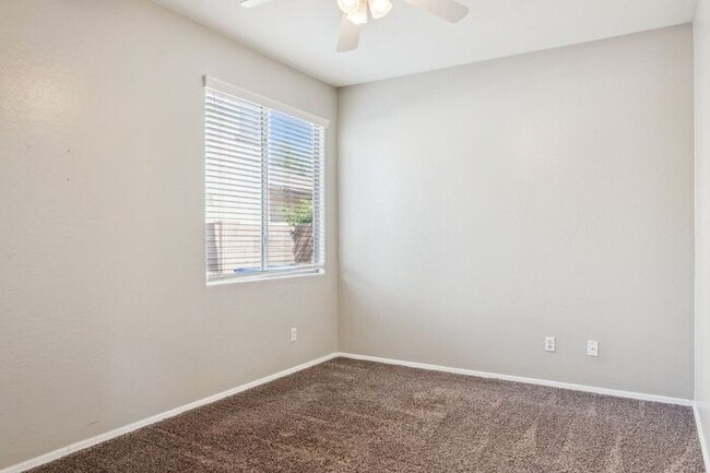 Building Photo - Beautiful 5 Bedroom 3 Bath home