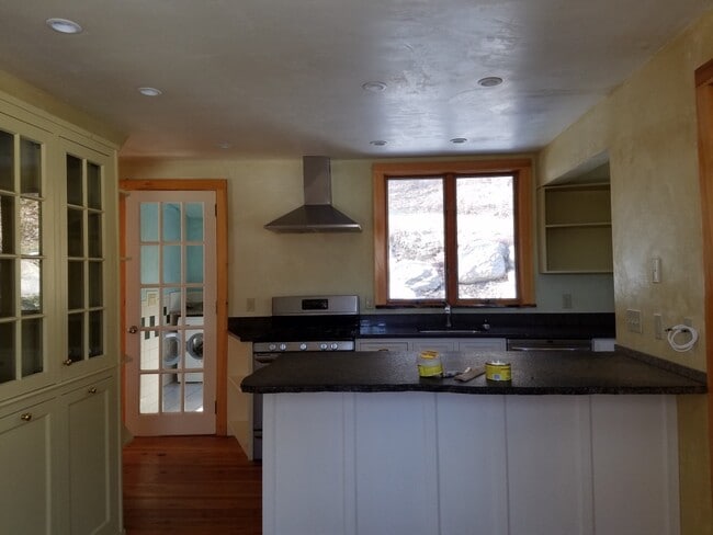 Building Photo - 143 Railroad Ave