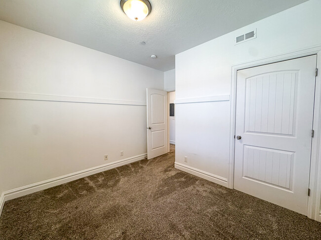 Building Photo - 248 S 550 W