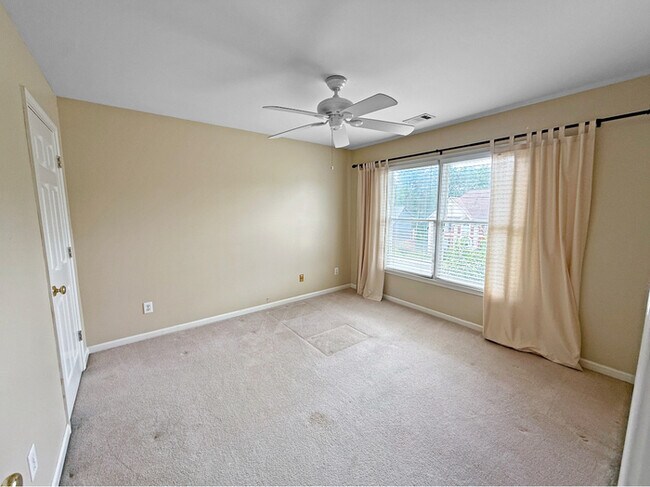Building Photo - 805 Yosemite Dr NW