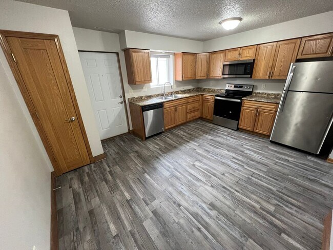 Building Photo - Garden-level 3 bedroom unit close to Sawyer Elementary