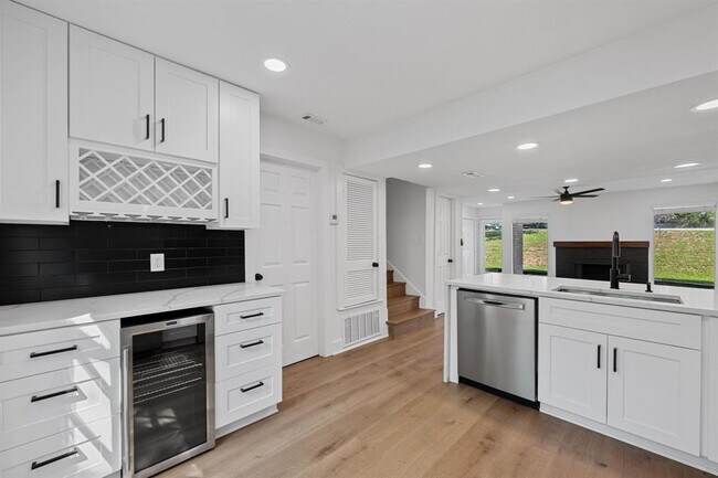 Building Photo - 6411 Chimney Creek Cir