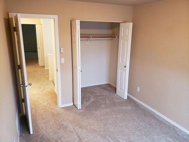 Building Photo - Beautiful, Conveniently Located Eagle River Townhome