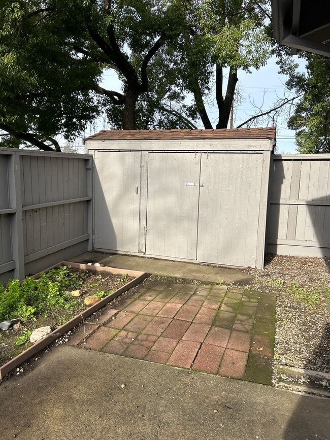 Building Photo - Desirable 3 bedroom 2 bath condo