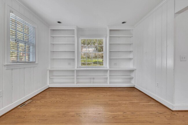 Building Photo - Beautifully maintained and move-in ready 5BR home with a basement