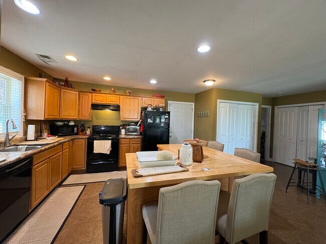 Building Photo - 655 N Edgemere Dr