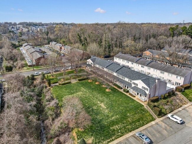 Building Photo - Charming Townhome in Sought-After Williams...
