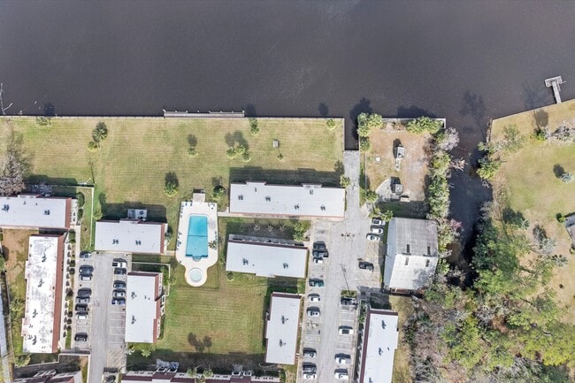 Building Photo - Your waterfront escape awaits!