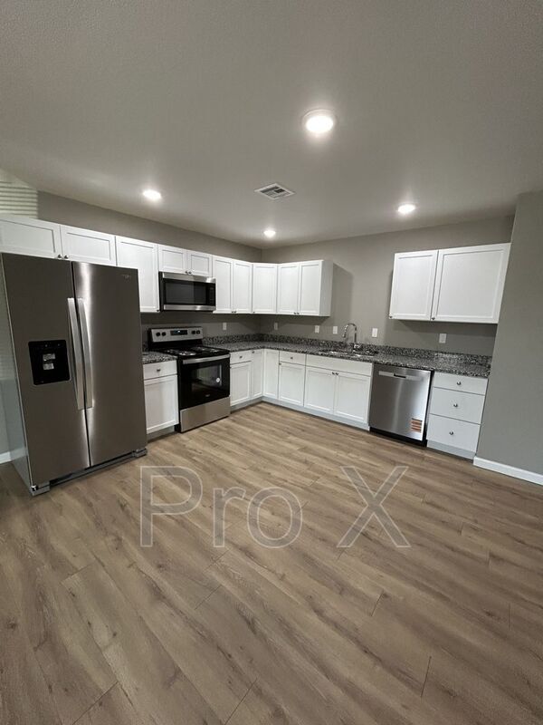 Building Photo - 718 Columbus St