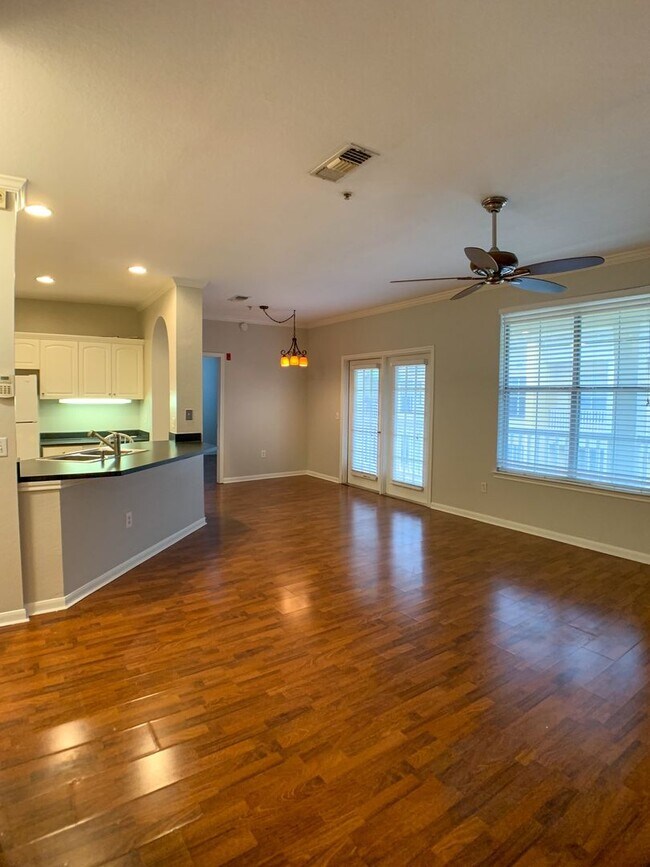 Building Photo - New listing 2/2 with pool view