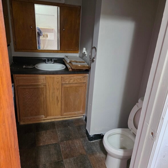 Building Photo - 384 S Hickory St