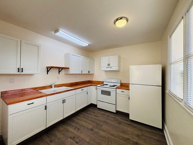 Building Photo - 2 Bedroom, 1 Bath Duplex