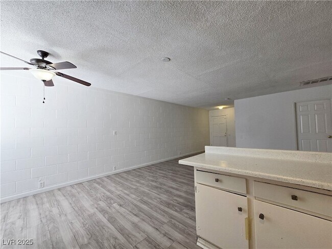 Building Photo - 2913 Stewart Ave