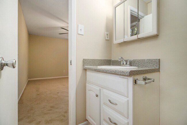 Building Photo - 4 Bedroom 2.5 Bath House