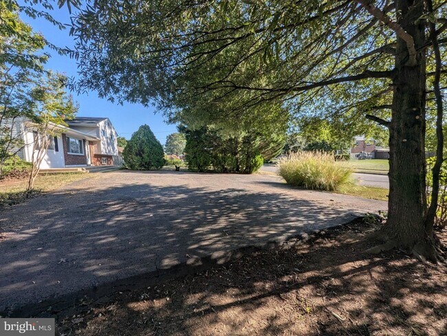 Building Photo - 6327 Willowood Ln