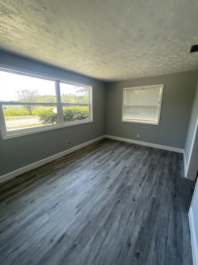 Building Photo - 2050 W 40th St