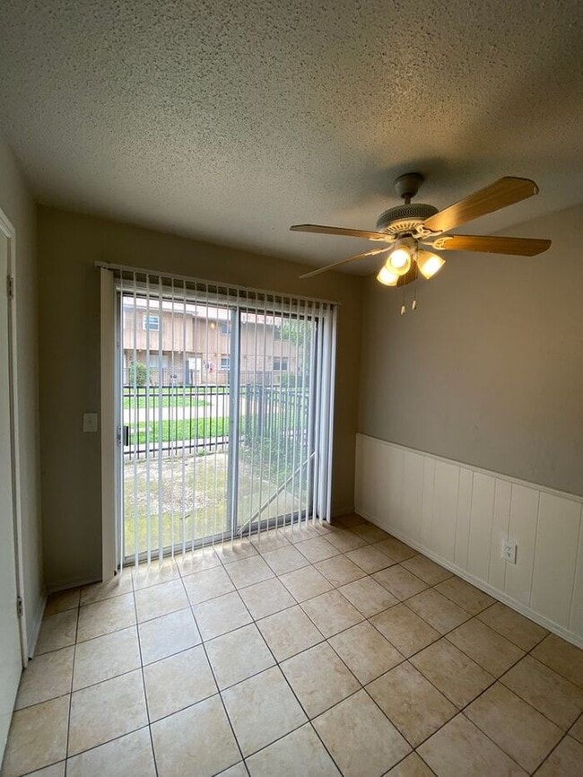 Building Photo - 2 Bedroom 1.5 Bath Apt at the Monterey Squ...