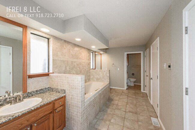 Building Photo - 7746 E 87th St