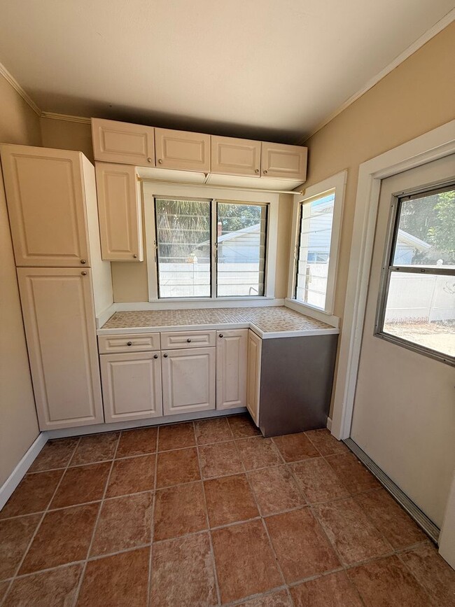 Building Photo - 2 BR/1BA | Bungalow with a bonus room  | Spacious backyard!