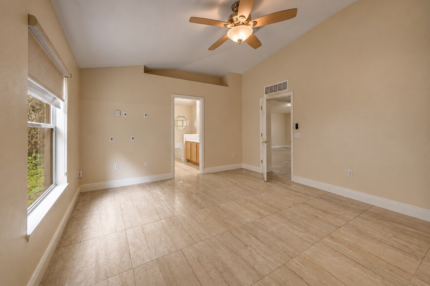 Building Photo - 537 Mason Dr