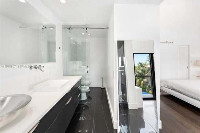 Building Photo - 3560 W Fairview St