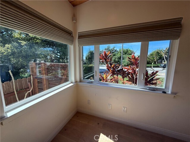 Building Photo - 940 Crestview Dr