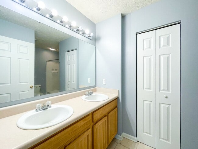Building Photo - 4740 Kelvington Dr