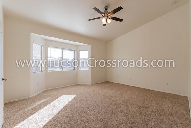 Building Photo - 4 Bedroom / 2 Bathroom Home