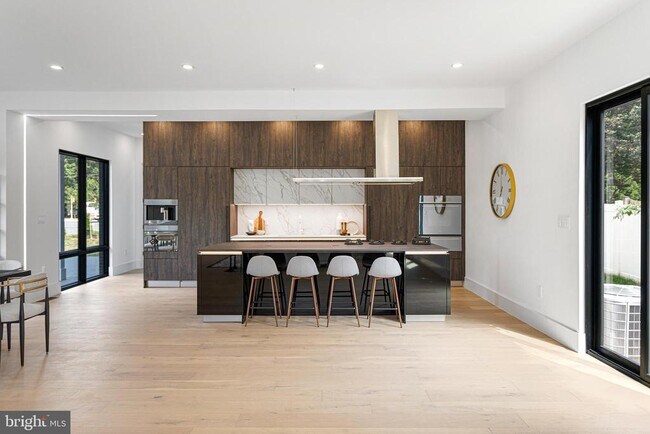 Building Photo - 1733 Chain Bridge Rd