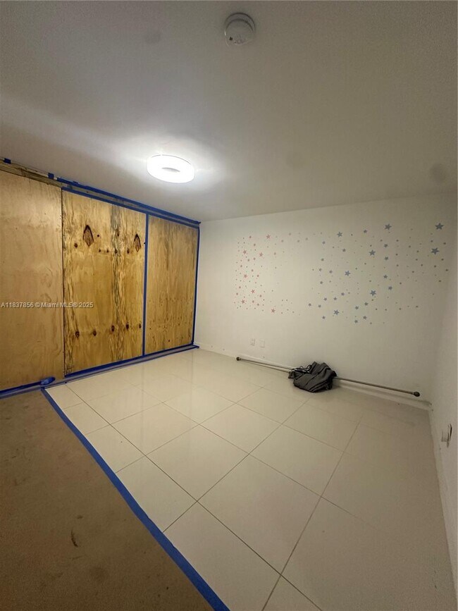 Building Photo - 5255 Collins Ave