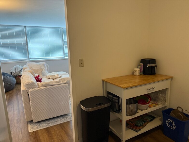 Kitchen - 6301 N Sheridan Rd