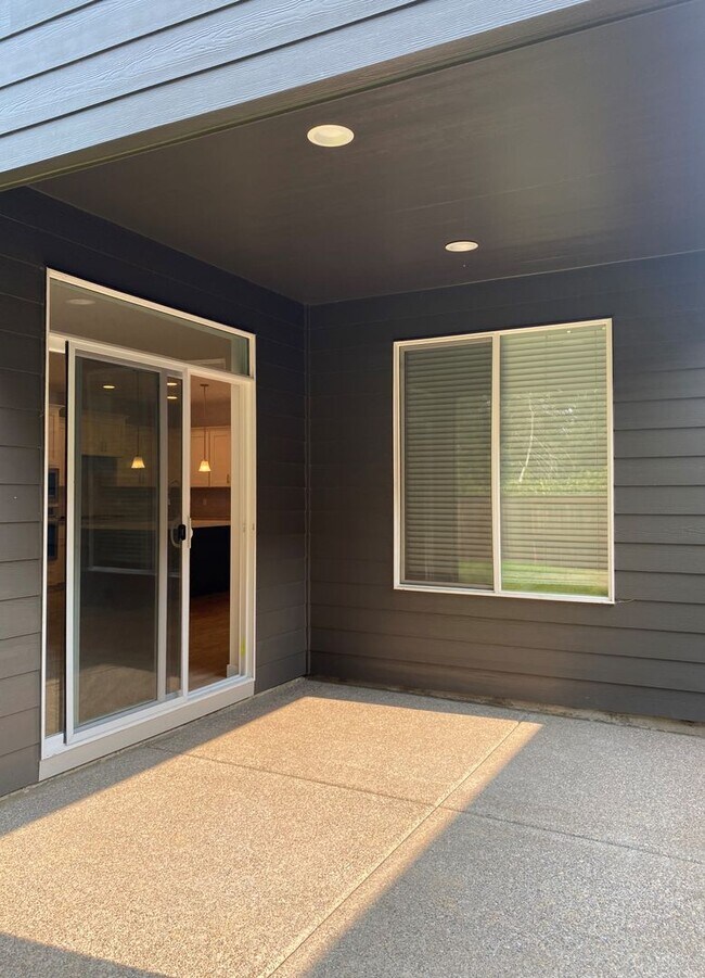 Building Photo - NEWER CONSTRUCTION! Beautiful Brand Home B...