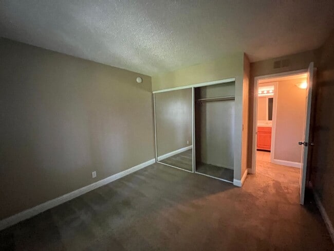 Building Photo - 2 Bedroom 1 Bathroom South Reno Condo