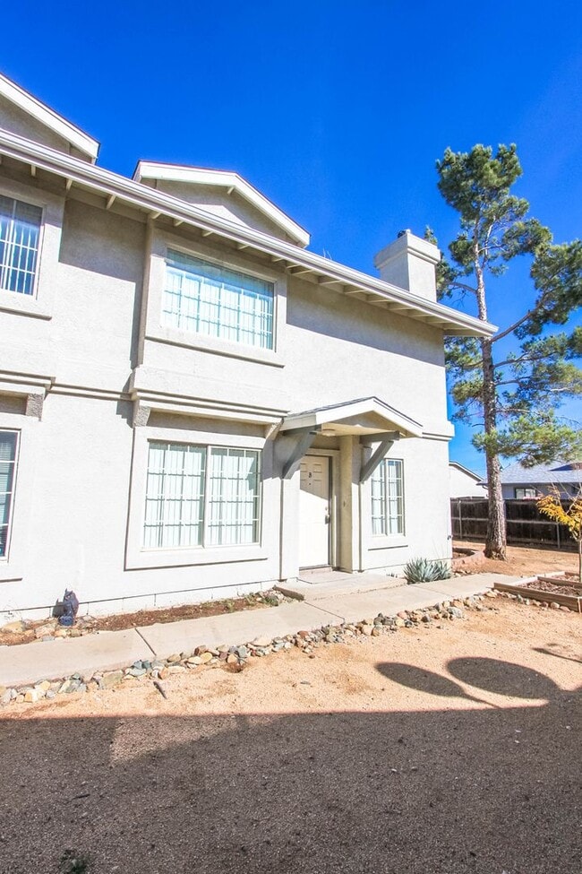 Building Photo - 3249 N Hedgewood Dr