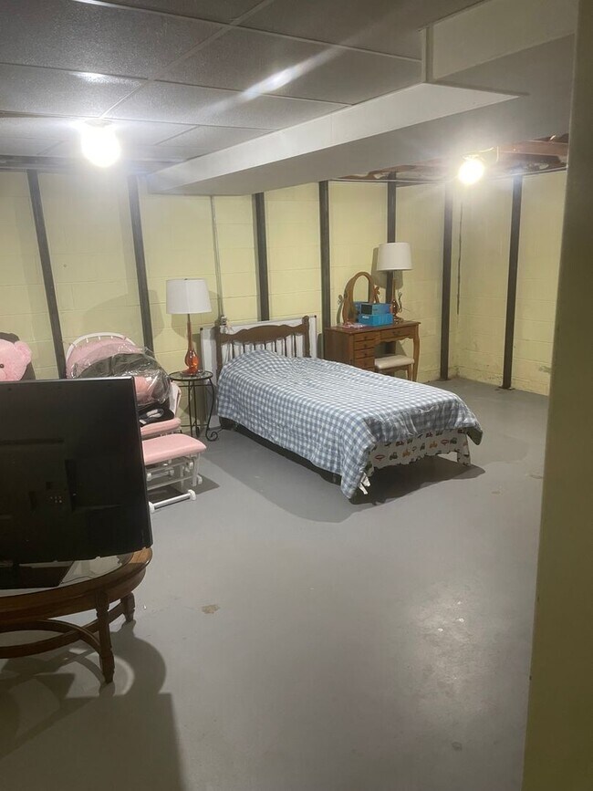 Building Photo - 2 bed, 2 bath, duplex across from park. Appleton!