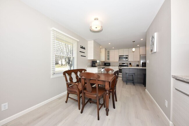 Building Photo - Furnished Mequon 4 bedroom ranch